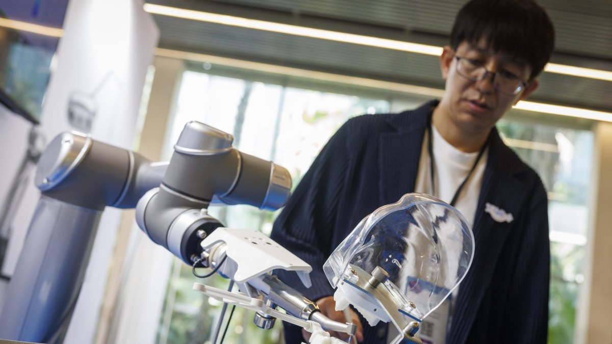 Wang Lifeng, miembro del grupo de expertos de la unidad centralizada de tecnología de estandarización de robots médicos nacionales en China y fundador y director ejecutivo de Yakebot (Beijing) Technology. EFE/ Julio Muñoz