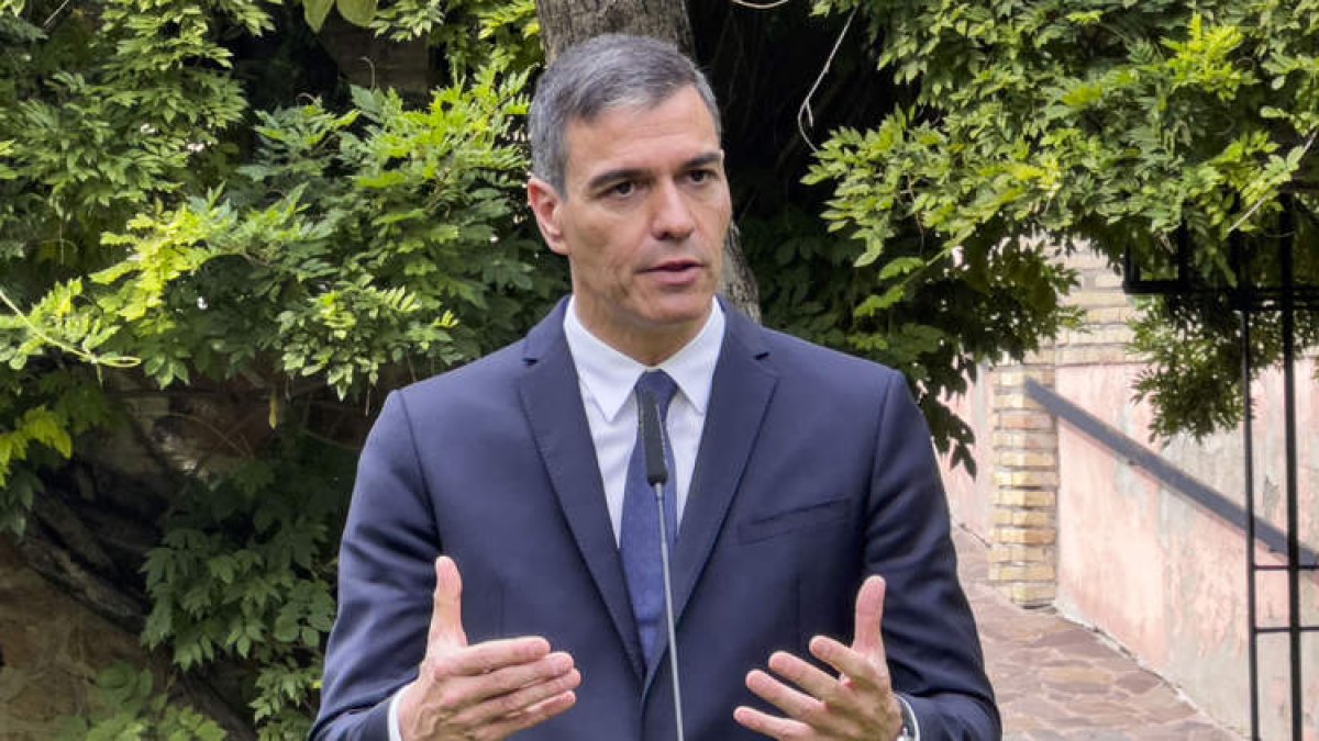 Pedro Sánchez, ayer, tras su encuentro con el Papa, atiende a los medios de comunicación. DANIEL CÁCERES