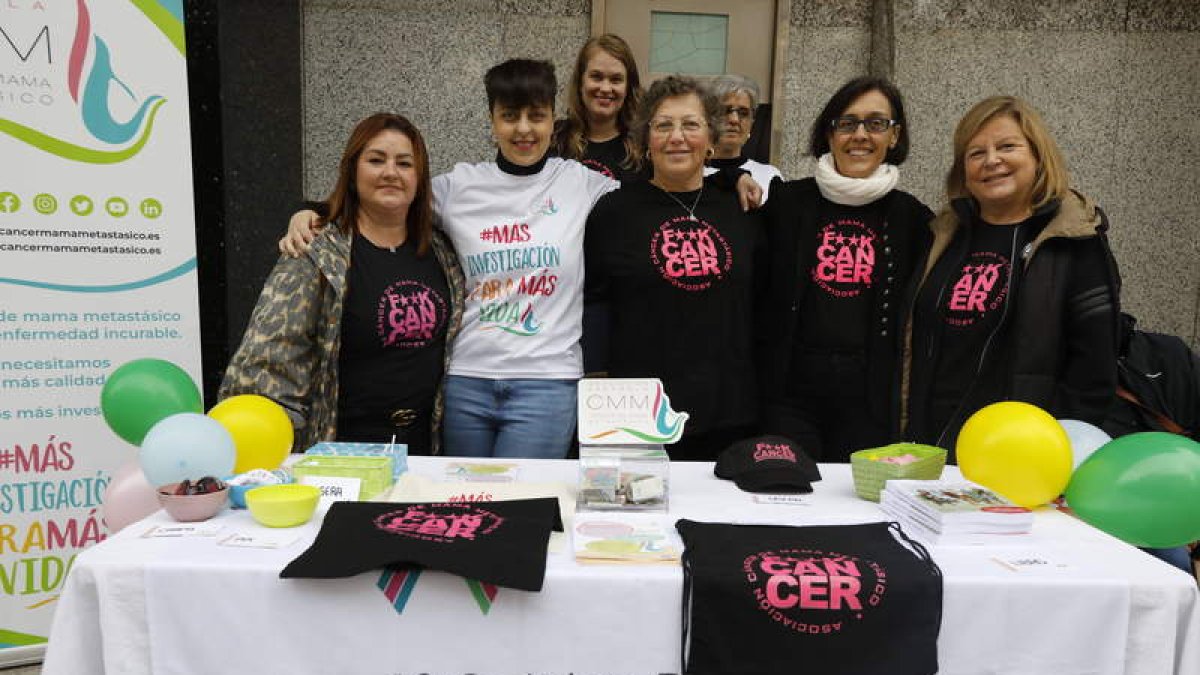 Integrantes de la Asociación Española de Cáncer de Mama Metastásico en Ordoño II este viernes.  RAMIRO
