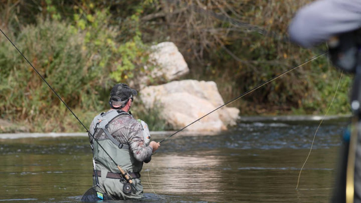 Un competidor en la Semana Internacional de la Trucha de León.