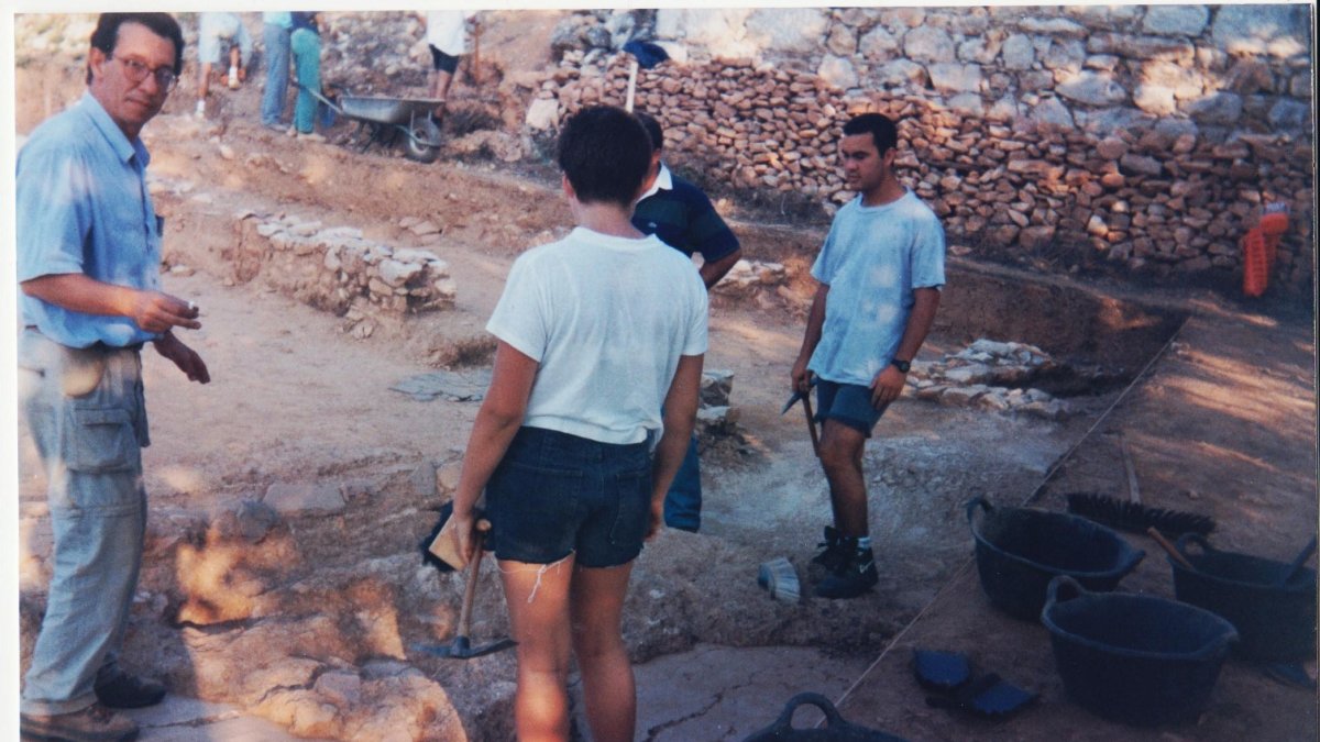 Javier Sánchez Palencia, junto voluntarios y miembros del equipo que excavó en las ruinas de la domus de Predeiras en 1995, junto al lugar donde hallaron los restos.