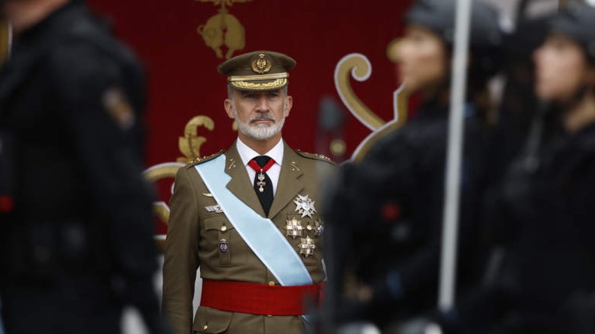 Su Majestad el rey don Felipe durante el desfile militar por el día de la Fiesta Nacional. DANIEL GONZÁLEZ