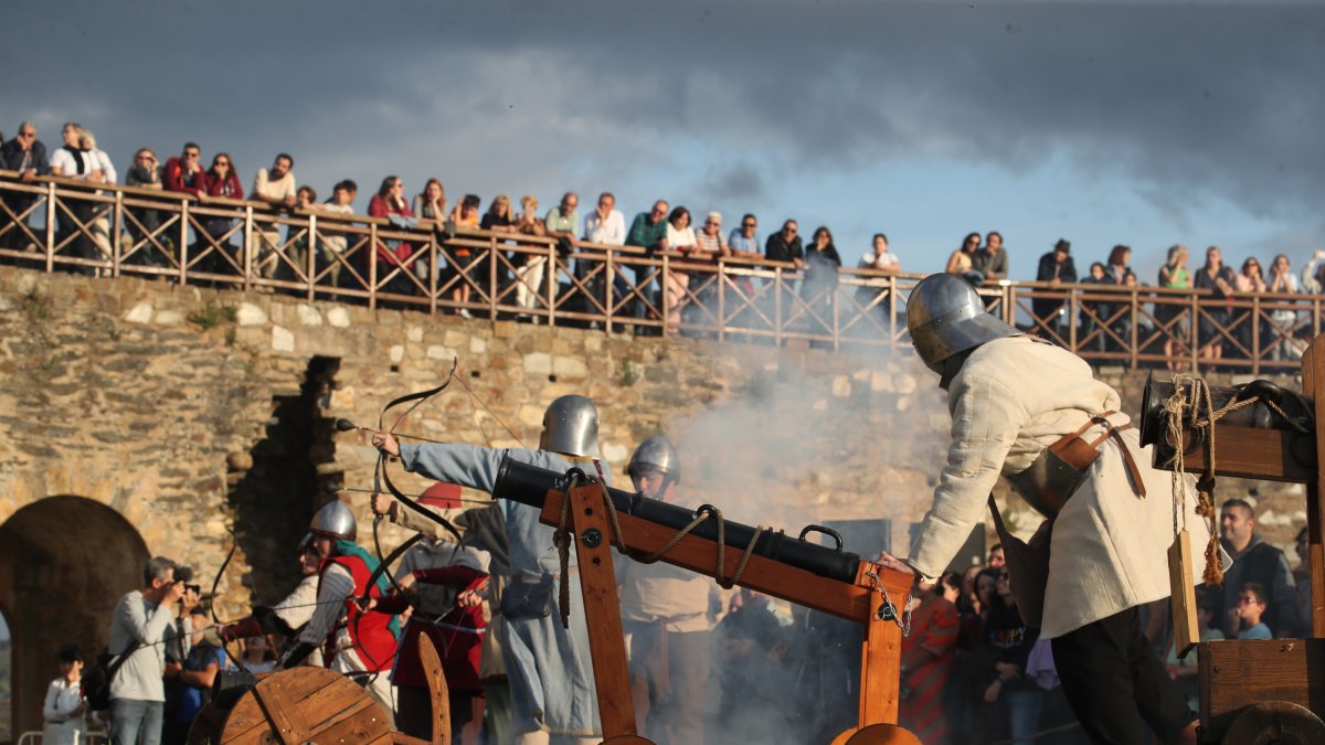 La recreación del asalto irmandiño al Castillo de Ponferrada atrajo a 2.500 personas.
