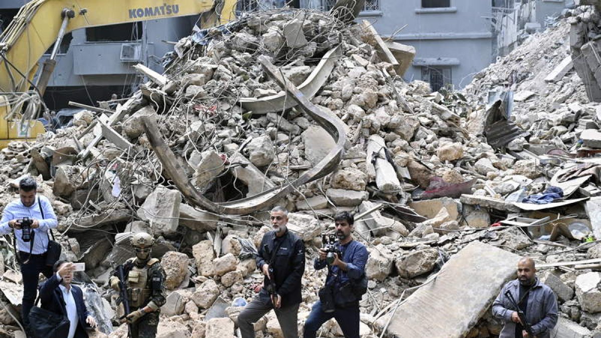 Imagen de miembros de Hizbulá sobre los escombros de un bombardeo. WAEL HAMZA