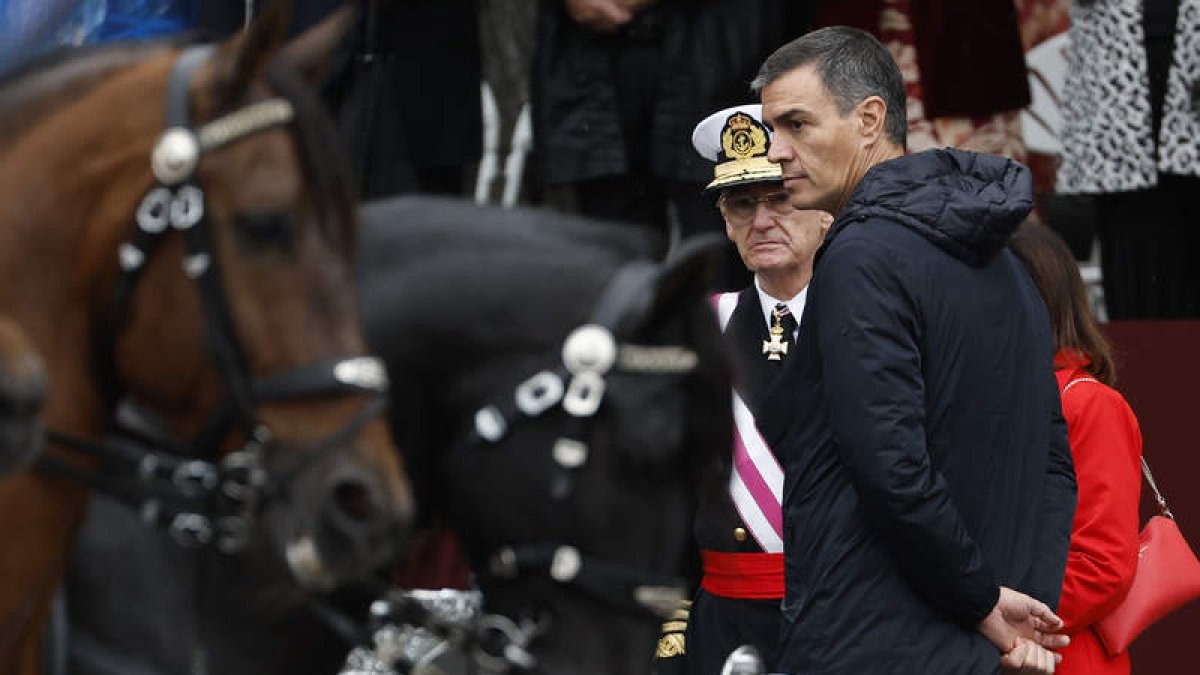 Pedro Sánchez, ayer, durante el desfile militar.  CHEMA MOYA