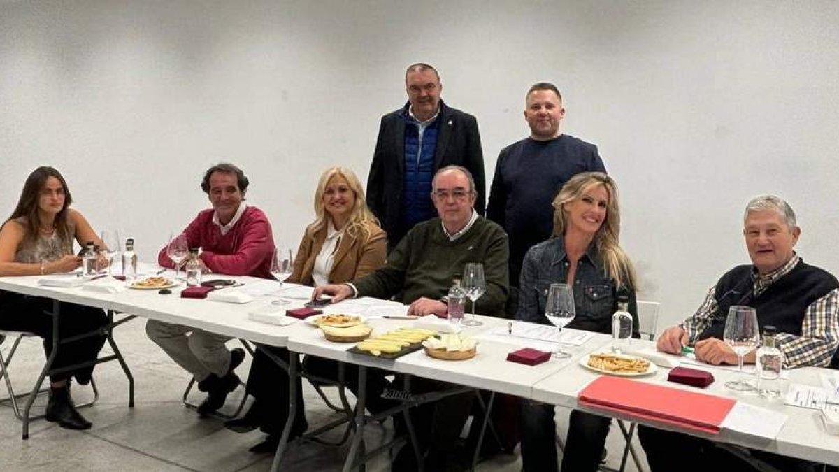 Foto de familia del jurado del concurso de quesos de la feria.  DL