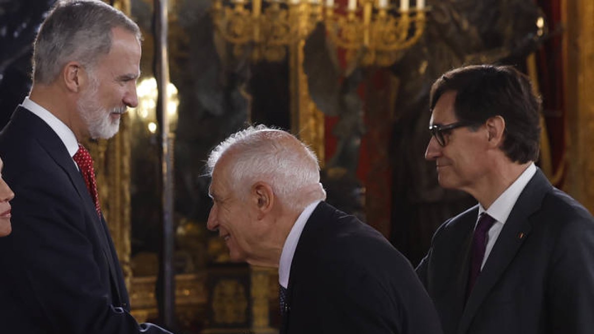 El rey Feliperecibe al Alto representante de la Unión para Asuntos Exteriores y Política de Seguridad, Josep Borrell (c), y al presidente de Cataluña, Salvador Illa, a su llegada a la recepción con motivo del día de la Fiesta Nacional de España, celebrada tras el tradicional desfile, este sábado en el Palacio Real de Madrid.