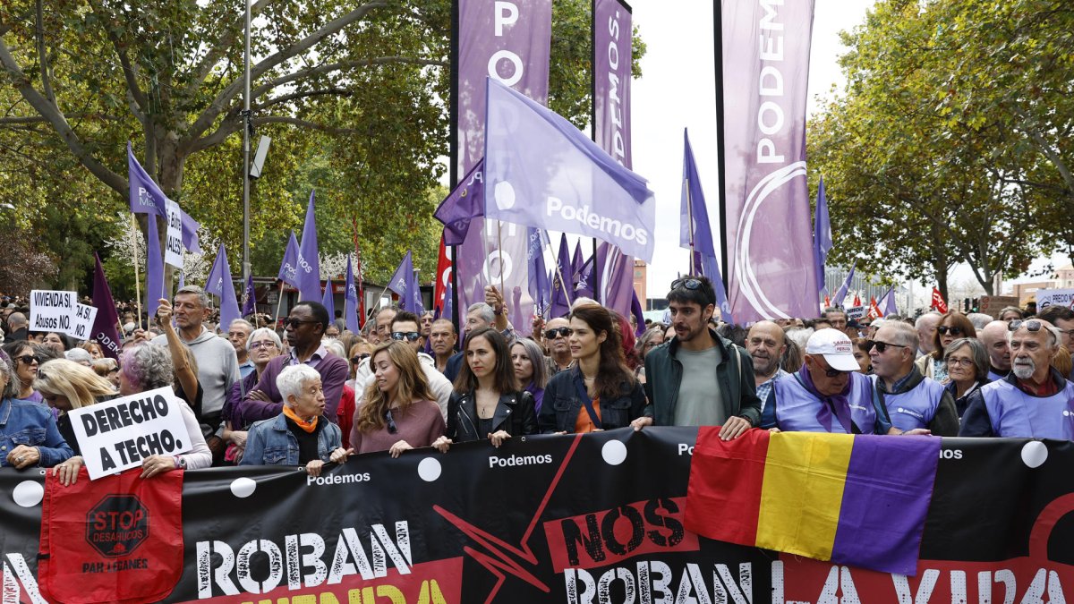 Las militantes de Podemos, Ione Belarra, María Teresa Pérez (2i), e Isa Serra, entre otros, durante la manifestación bajo el lema 'Se acabó. Bajaremos los alquileres' . EFE/Chema Moya
