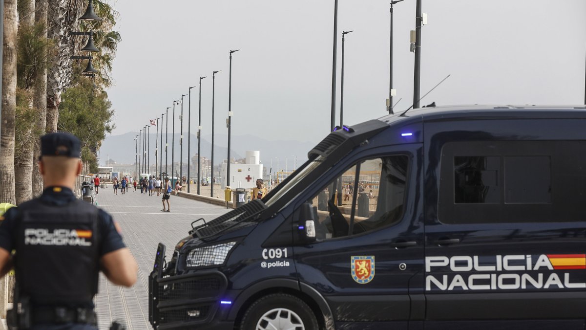 Archivo - Un agente de la Policía Nacional