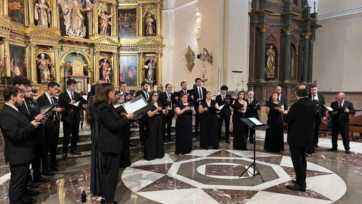 Los asistentes disfrutaron de una velada musical única en la iglesia de Santa María.  DL