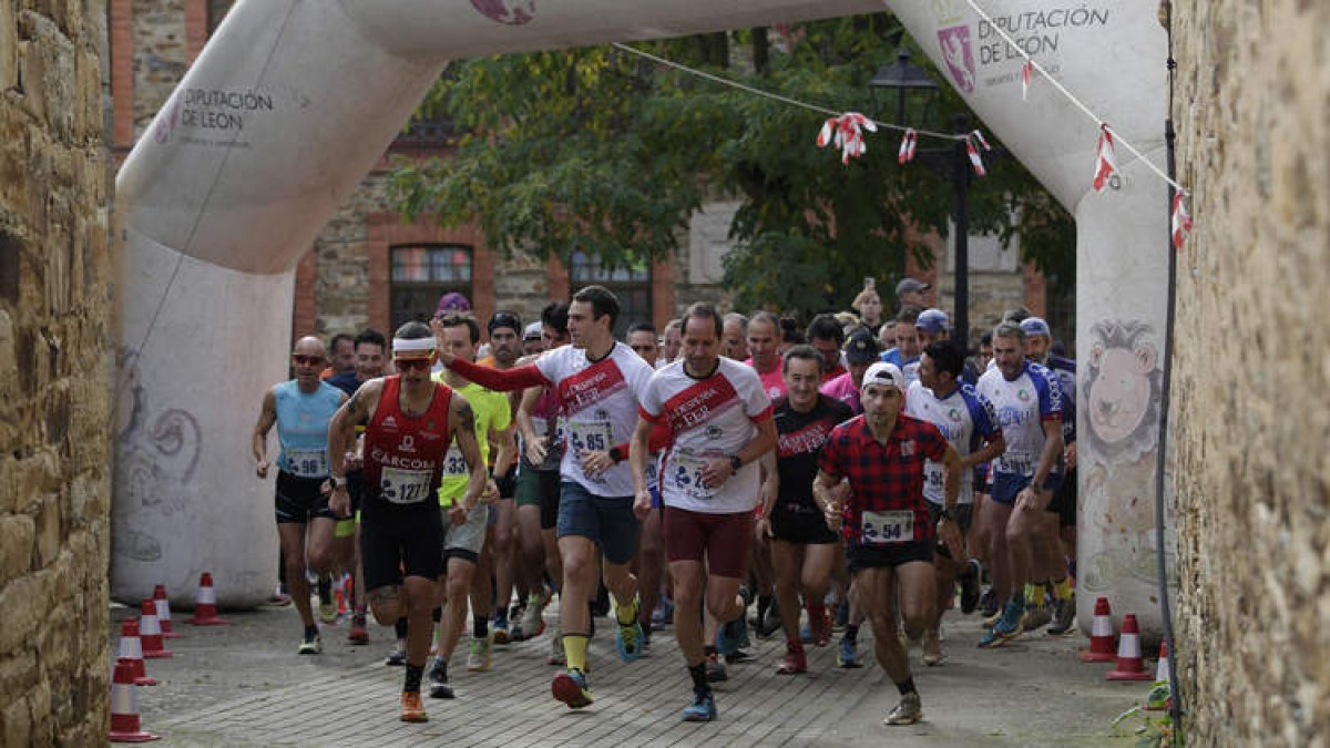 Momento de la salida de la séptima edición del Cross de Santa Colomba de Somoza (izquierda). FERNANDO OTERO