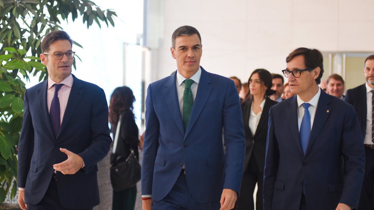 (I-D)El presidente de Prisa, Joseph Oughourlian, el presidente del gobierno, Pedro Sánchez y el presidente de la Generalidad de Cataluña, Salvador Illa.