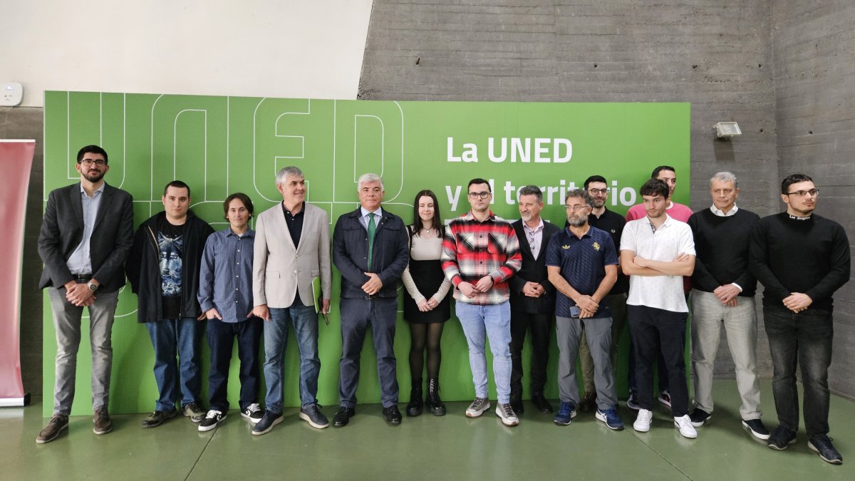 Los cuatro beneficiarios de las becas de Incibe y UNED posan junto a los representantes institucionales, tras el acto de entrega de las mismas este lunes en Ponferrada (León).