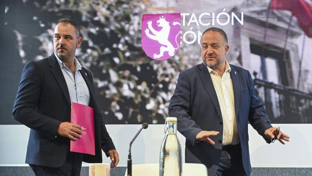 Emilio Martínez Morán, diputado de Cultura, y Gerardo Álvarez Courel, presidente de la Diputación, ayer en el ILC. JAVIER CASARES