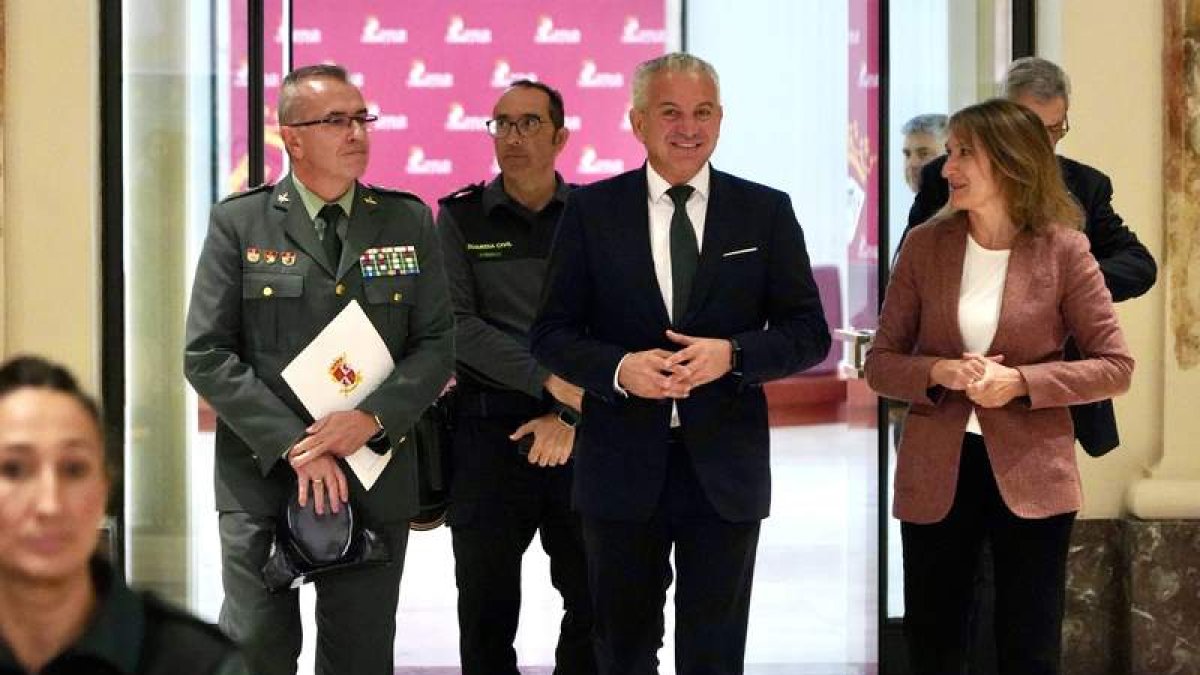 La consejera de Educación, Rocío Lucas, y el delegado del Gobierno, Nicanor Sen, y el general de Brigada Jefe de la Guardia Civil de Castilla y León, José Antonio Fernández de Luz, presentan la VI edición de Ciberliga en modalidad pre-amateur, una iniciativa de la Guardia Civil orientada a la difusión de cultura de ciberseguridad.  LETICIA PÉREZ