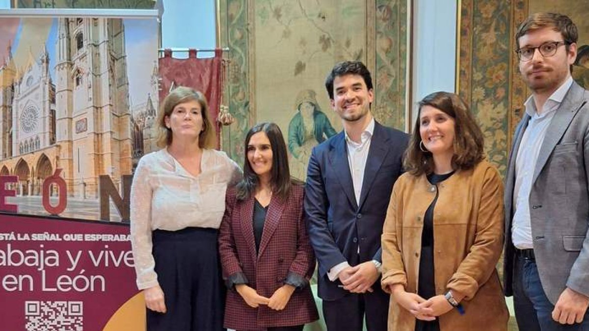 Participantes en la mesa redonda en la Casa de León. DL