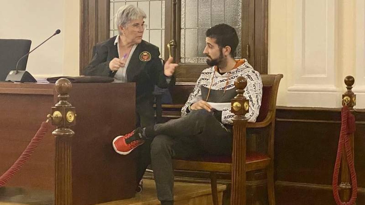 El acusado escucha a su abogada en el juicio.  M.Á.Z.