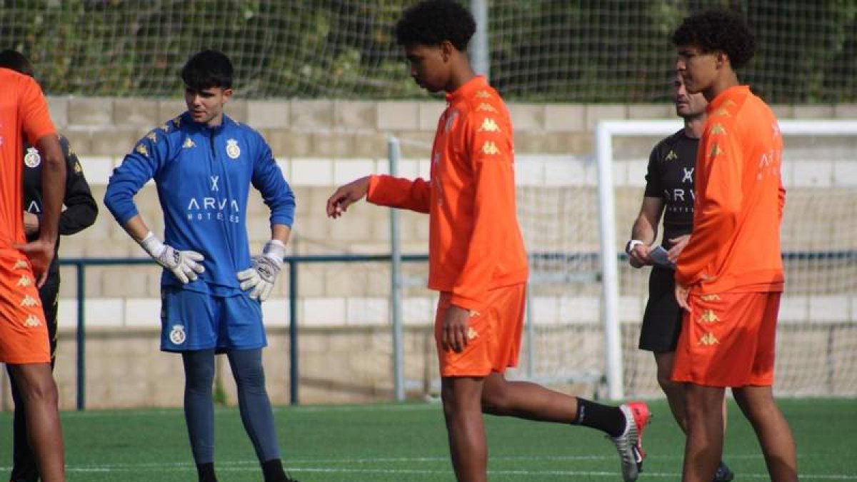Los futbolistas cataríes ya entrenan en las instalaciones del Área Deportiva de Puente Castro.  DL