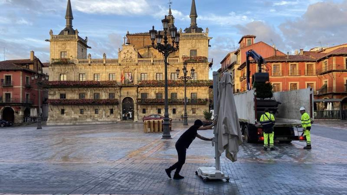 Operarios retiran enseres de la plaza Mayor ante el inicio de las obras. RAMIRO