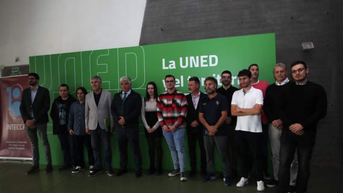 Representantes del Incibe y de la Uned, junto con los seis becados.  ANA F. BARREDO