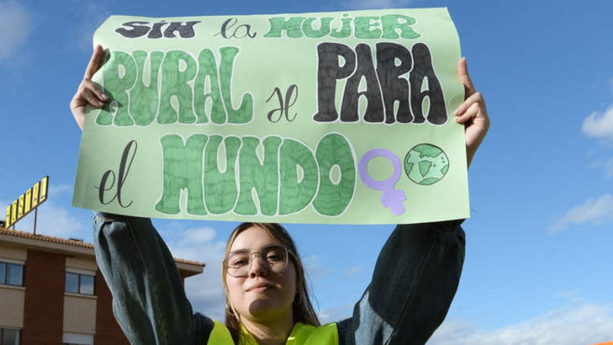 Una joven sostiene una pancarta en defensa de la mujer rural durante las movilizaciones del campo de la pasada primavera en León. MARÍA FUENTES