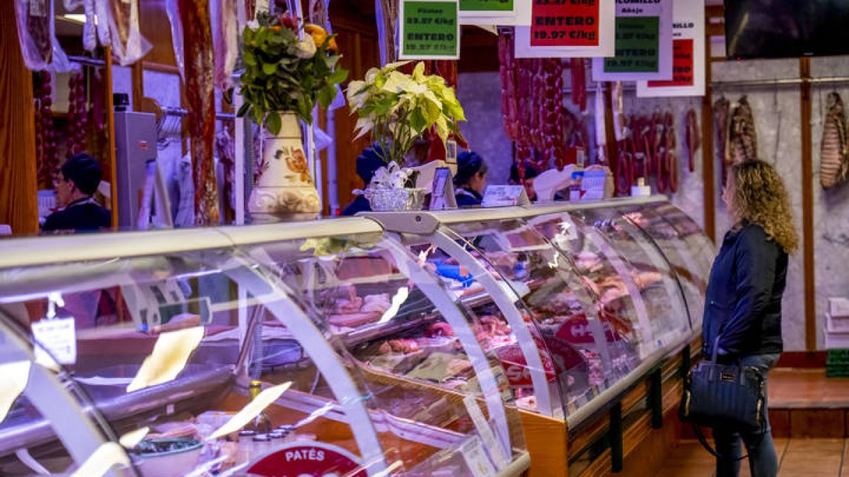 Mostrador de una carniceria charcuteria en Teruel.