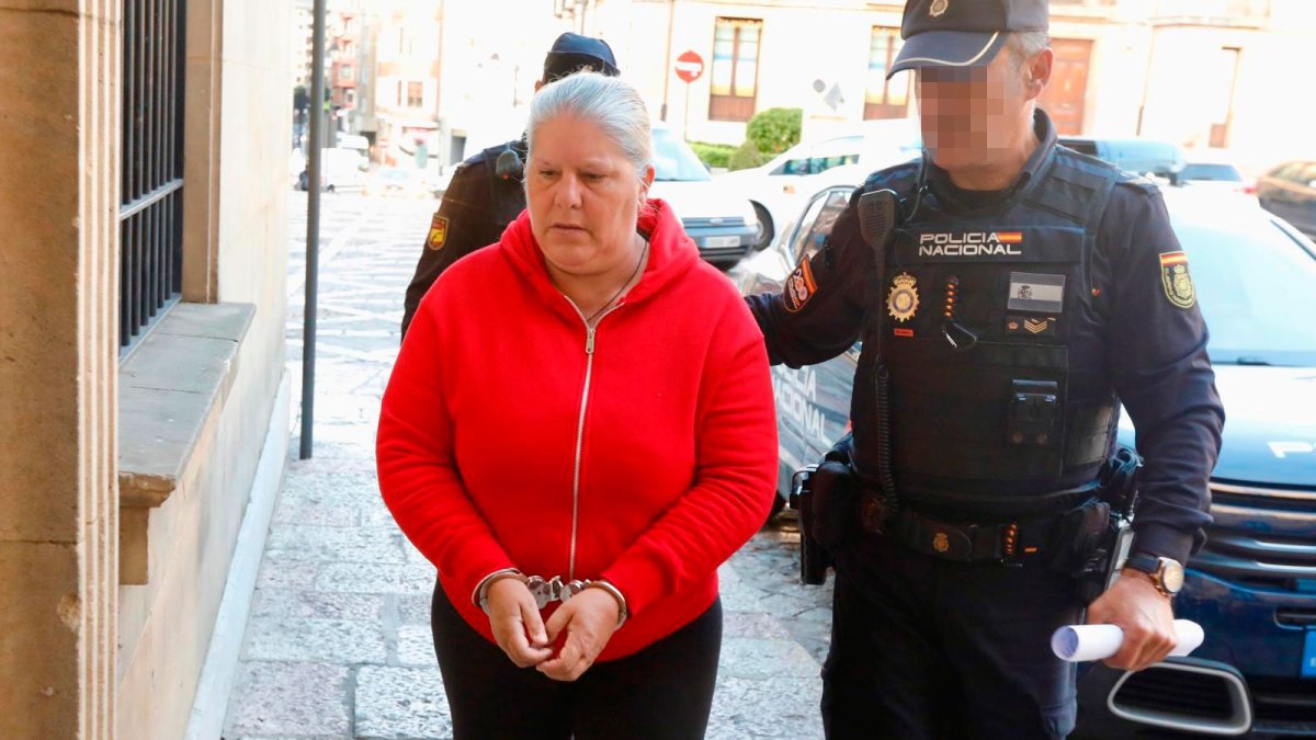 La acusada por el crimen de Villagarcía de la Vega, a su llegada a la Audiencia Provincial de León.