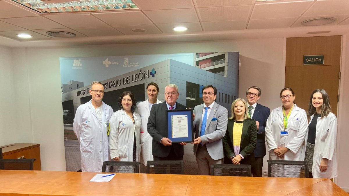 El delegado de Aenor en Castilla y León, Purdencio Herrero, fue el encargado de entregar hoy al gerente del Caule, Alfonso Rodríguez-Hevia, el certificado.