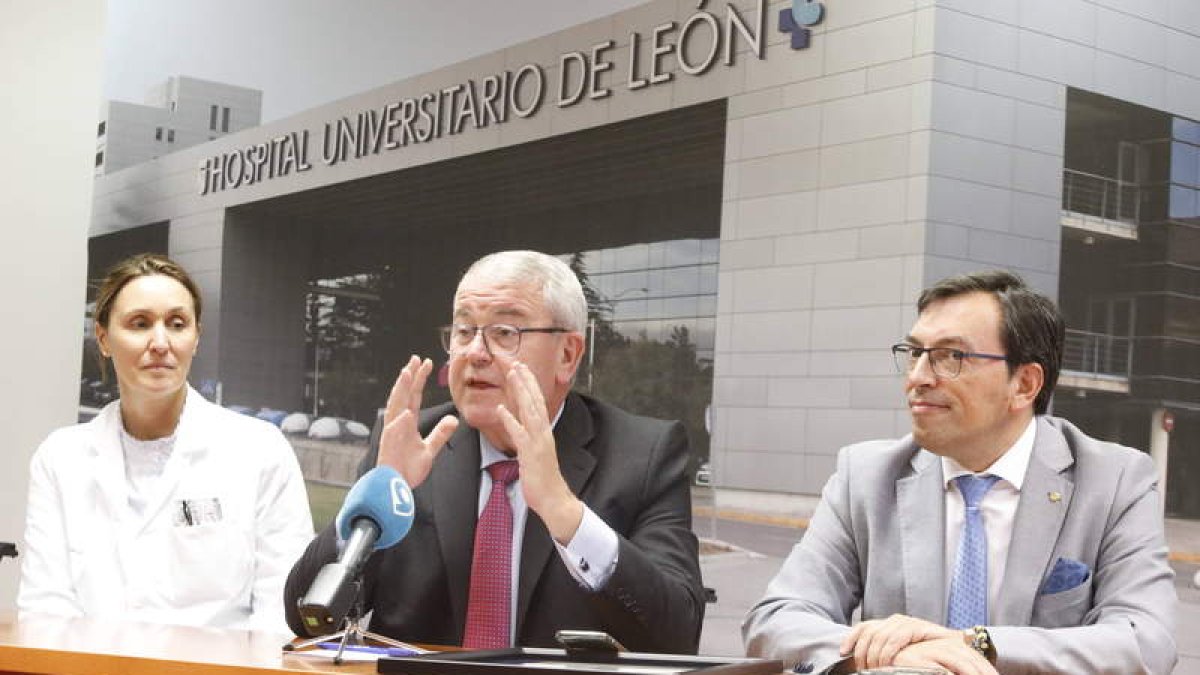 El gerente del Hospital, Alfonso Rodríguez-Hevia (centro), junto al representante de Aenor. RAMIRO