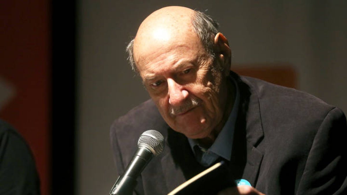 Antonio Skármeta, en una maratón de lectura ininterrumpida del 'Quijote'.