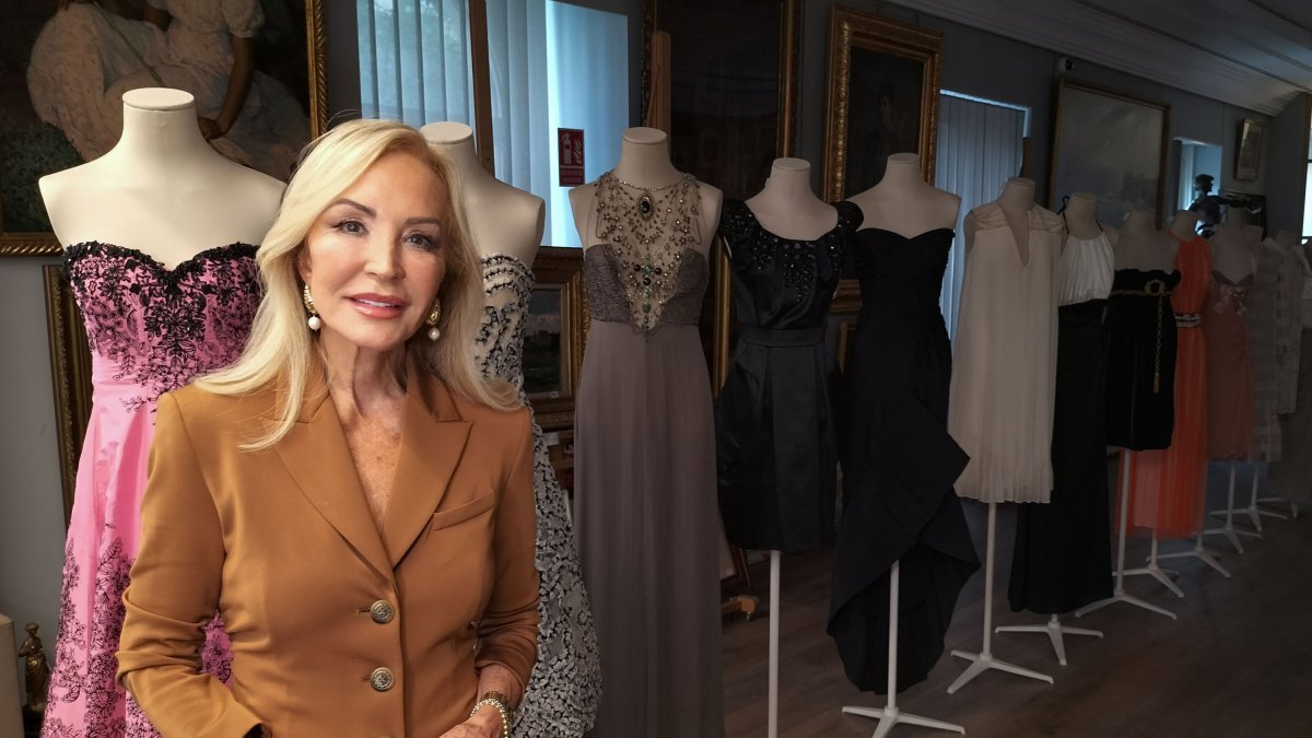 La empresaria y coleccionista de moda Carmen Lomana subasta parte de su vestuario.