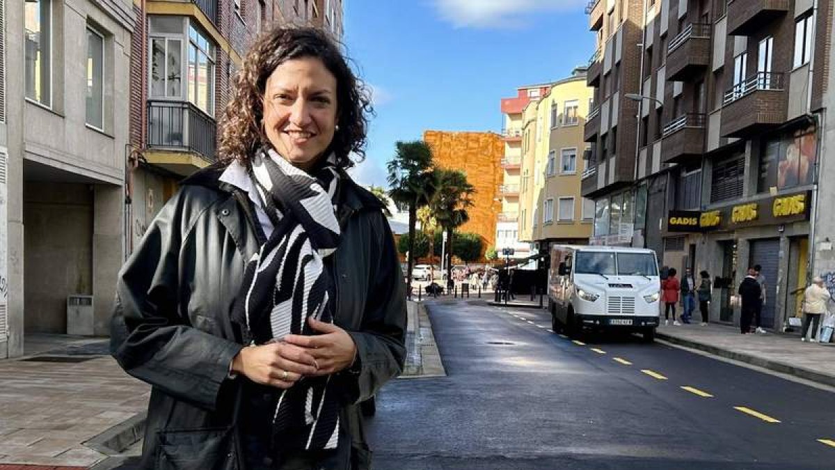 Lidia Coca, en su visita a las obras de la calle Navaliegos, este miércoles.  DL