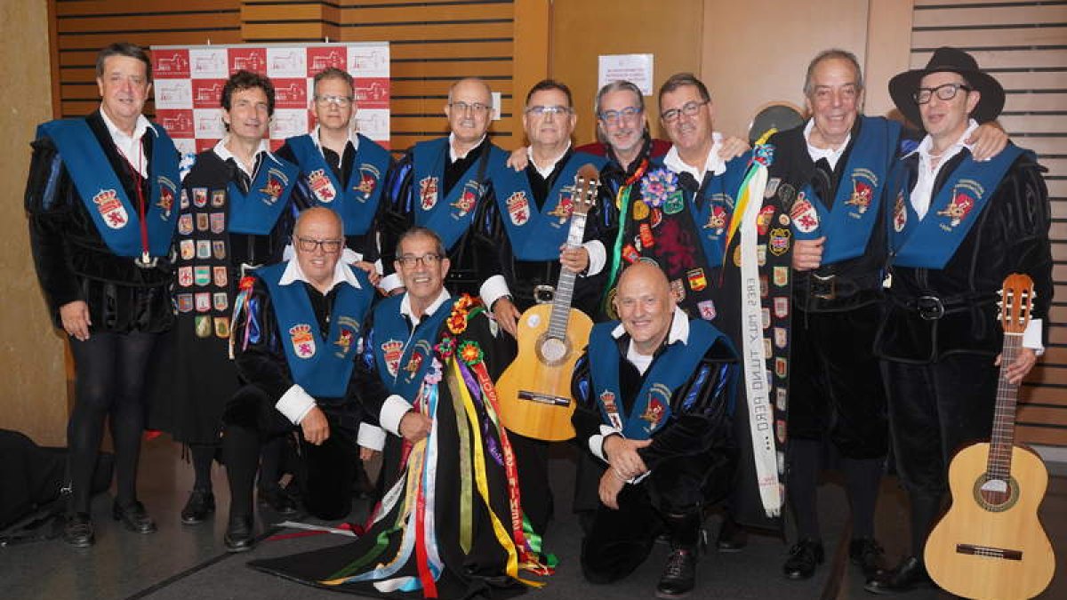 Foto de archivo de la cuarentuna de León.  J. NOTARIO