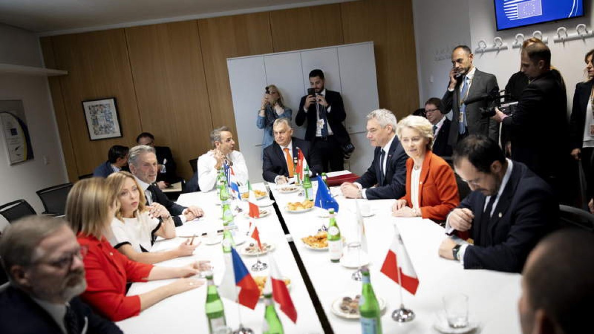 Imagen del encuentro que reunió ayer a Meloni con otros diez miembros de la UE. ZOLTAN FISHER