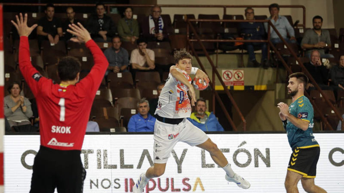 El Ademar repite hoy en el Palacio tras su exhibición del martes contra el Gorenje.  FERNANDO OTERO