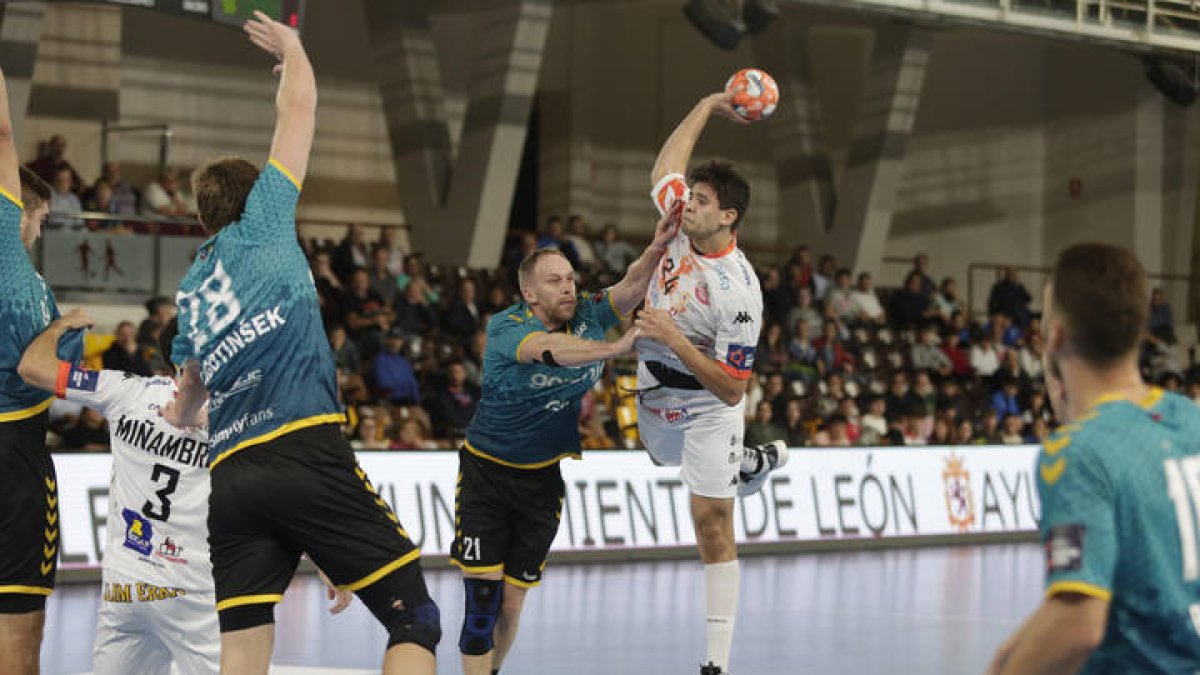 El Ademar juega de nuevo este viernes en el Palacio a una hora muy tarde. F. Otero Perandones.