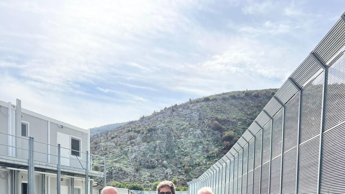 El diputado italiano Riccardo Magi fue el primero en viajar a Albania para supervisar los polémicos centros a los que el Gobierno de Giorgia Meloni.