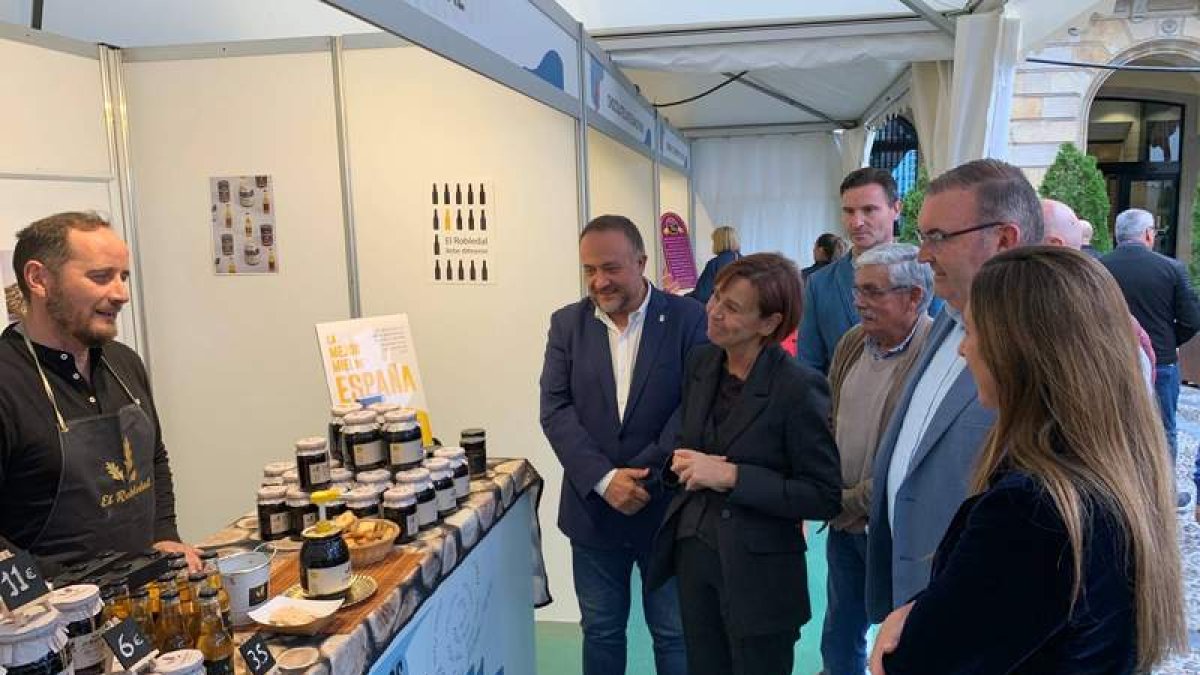 Álvarez Courel, Moriyón y Aller, durante la inauguración de la feria ayer en Gijón.  DL