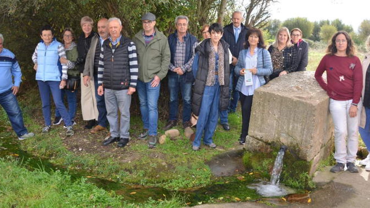 Los asistentes a la inauguración de la ruta en el pozo artesiano La Calleja. TISTA RUBIO
