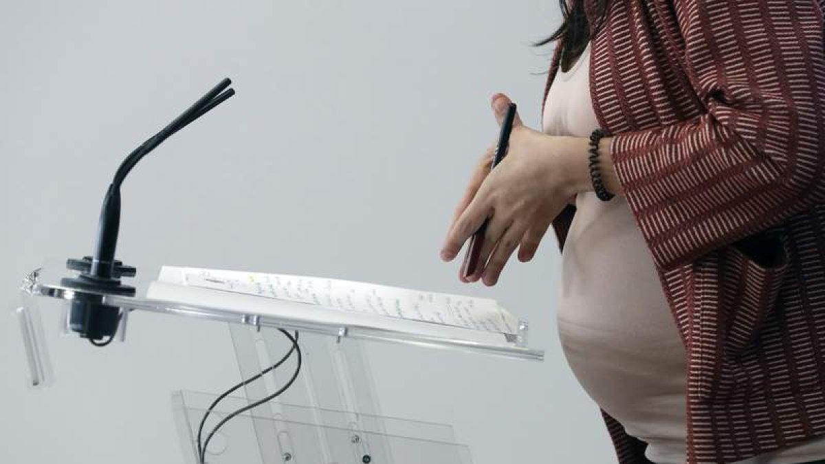 Una mujer embarazada interviene en una conferencia.  JAVIER LIZÓN
