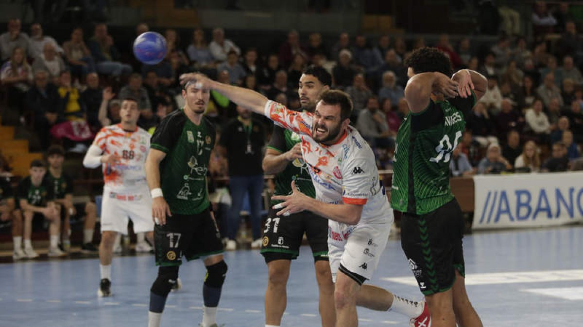 El Abanca Ademar logró imponerse a Cuenca en un partido que los leoneses tenían controlado, pero que se complicó en los minutos finales. FERNANDO OTERO