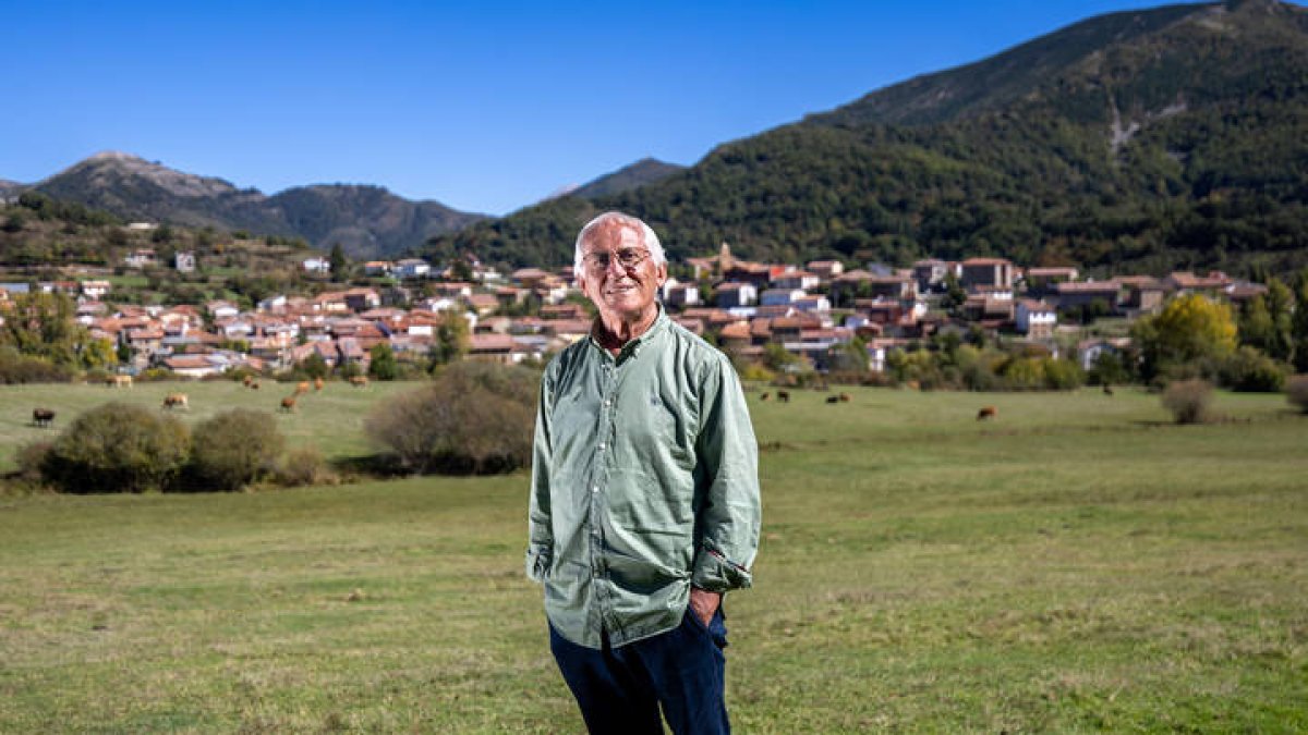 David Fernández, el misionero leonés que ha estado en mil guerras, posa con Prioro al fondo, su pueblo natal, fotografiado por su sobrino, el fotógrafo Rubén Sánchez.