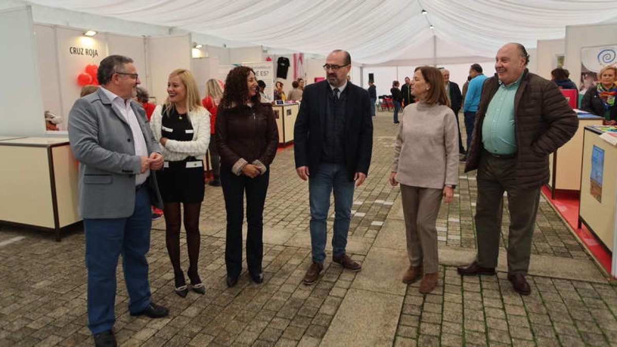 A la inauguración de la carpa de las Jornadas Solidarias acudieron el alcalde y varios concejales.