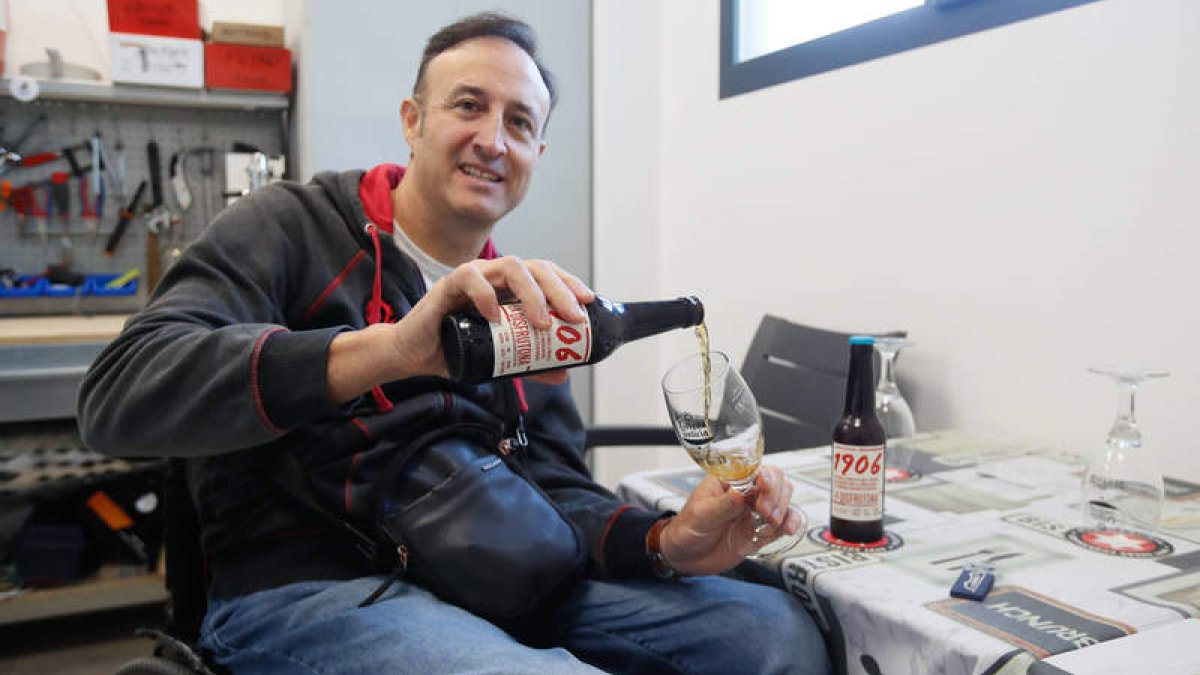Agustín sirve en una copa la versión de la cerveza con la que ha ganado el certamen de cerveceros caseros. ÁNGELOPEZ