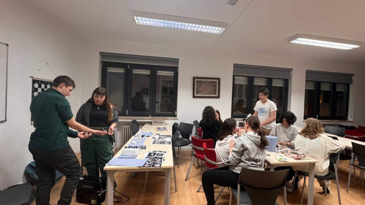 Imagen de una actividad desarrollada en el Espacio Joven de Santa María del Páramo.  DL