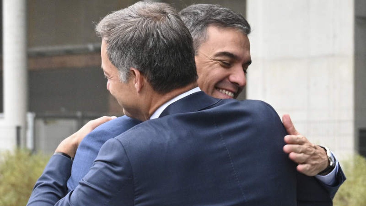 Pedro Sánchez saluda al primer ministro de Bélgica, Alexander de Croo.  BORJA PUIG DE LA BELLACASA
