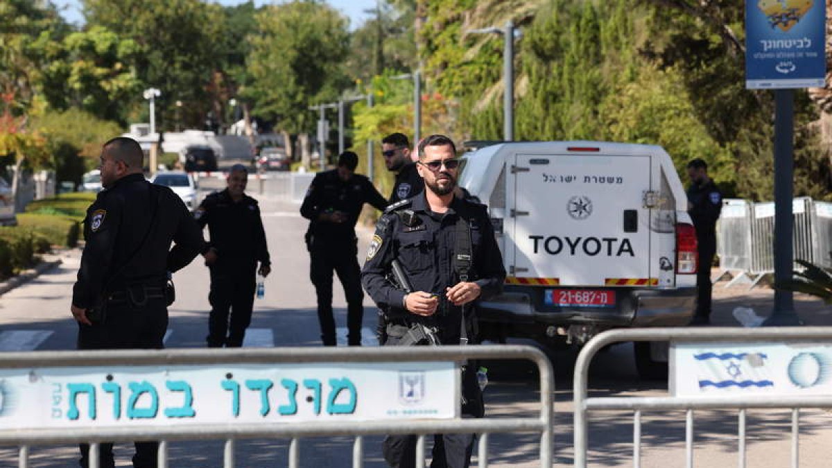 La policía israelí en la residencia de Netanyahu tras el ataque del dron. ABIR SULTAN