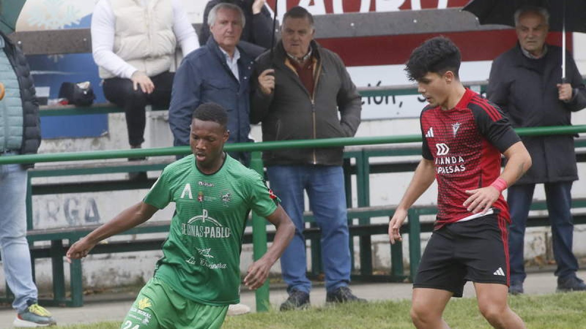 Ribeiro controla el balón ante un jugador del Mirandés B.  ÁNGELOPEZ