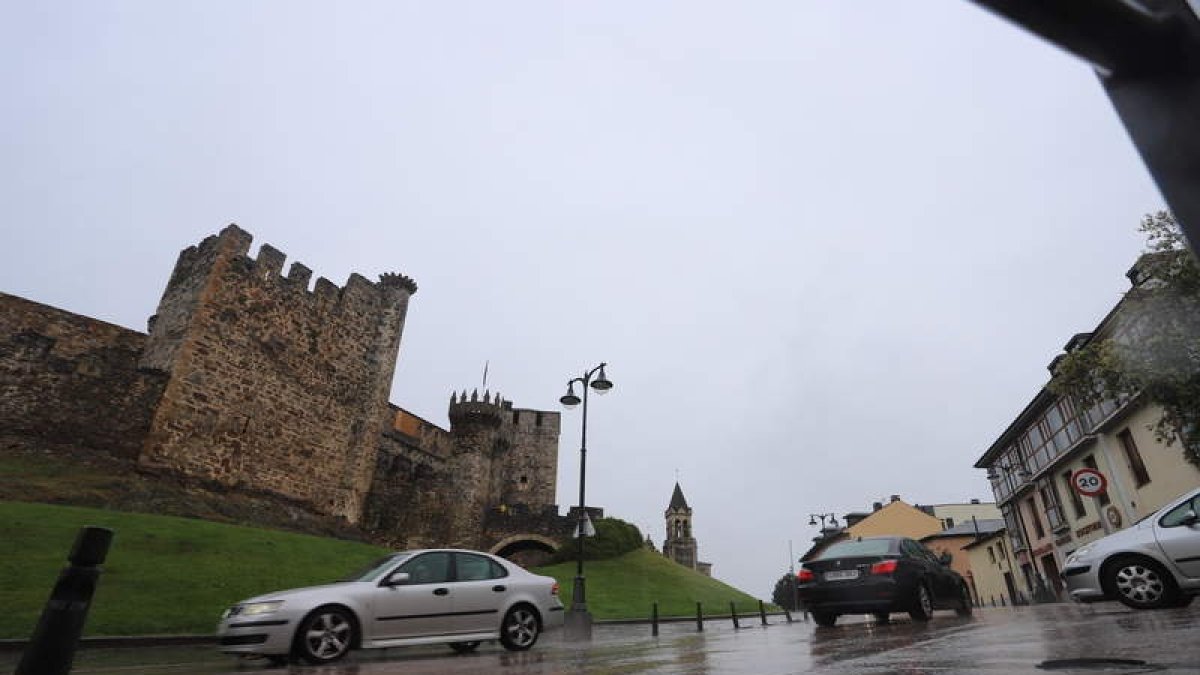 Paso de vehículos por la zona del Castillo de Ponferrada, en una imagen reciente