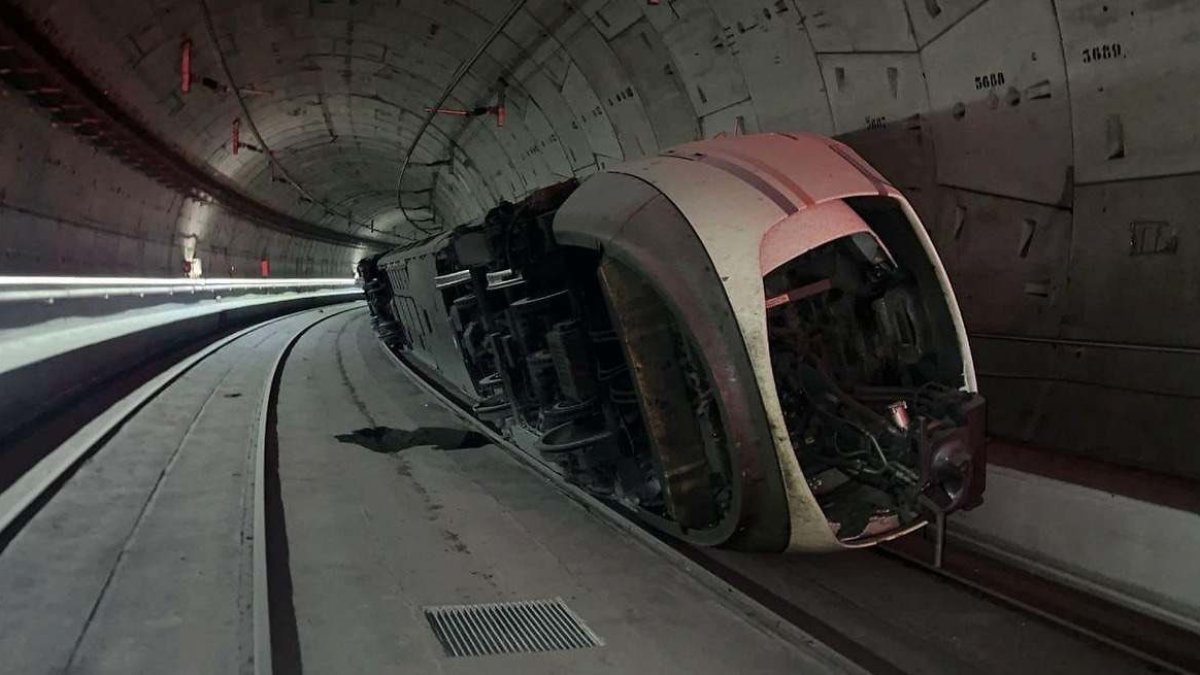 El tren sigue volcado en el túnel que une Chamartín con Atocha y corta las circulaciones con el este peninsular.